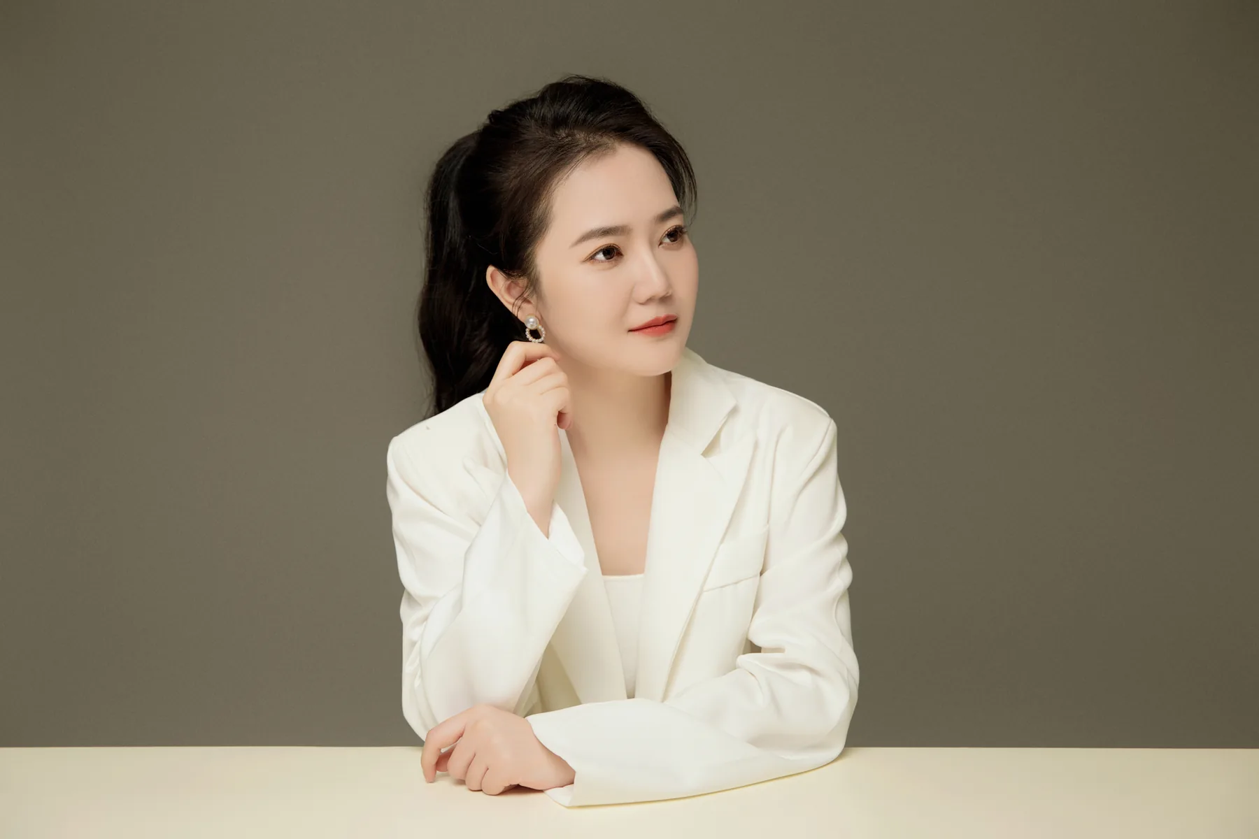 Teresa Gao en un entorno de trabajo profesional.