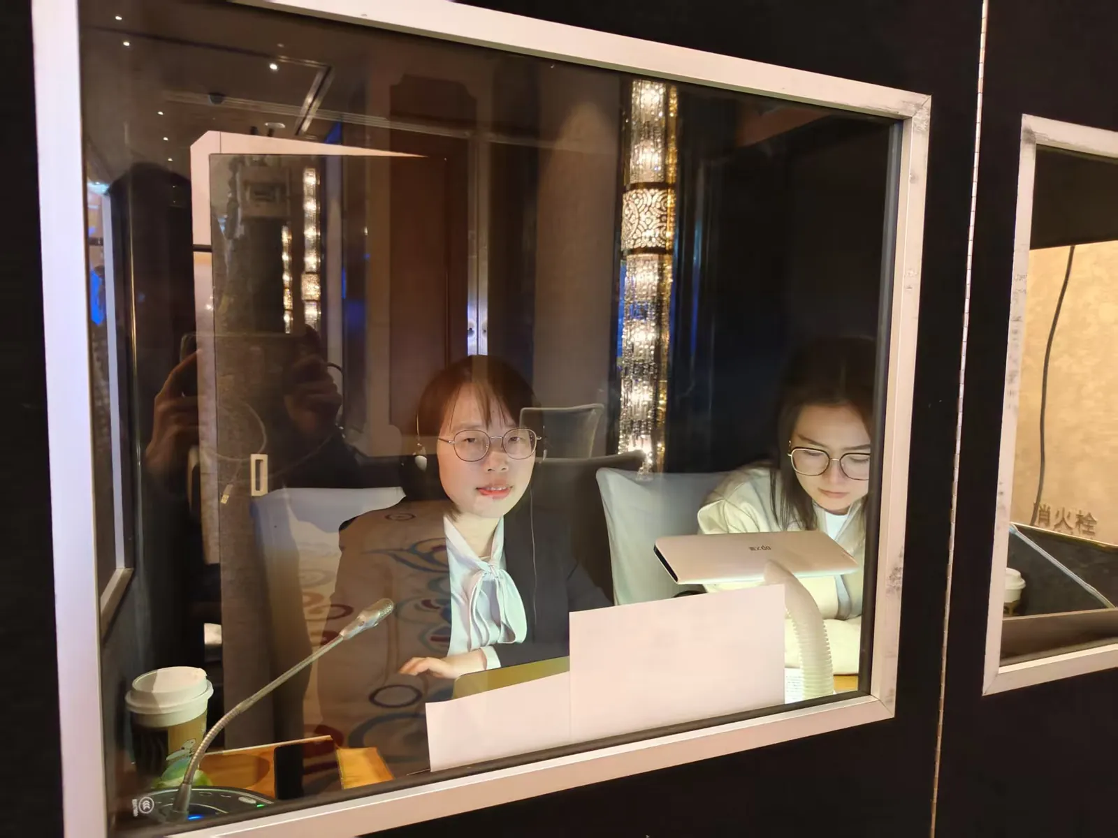 Trabajo en equipo dentro de una cabina de interpretacion simultanea.