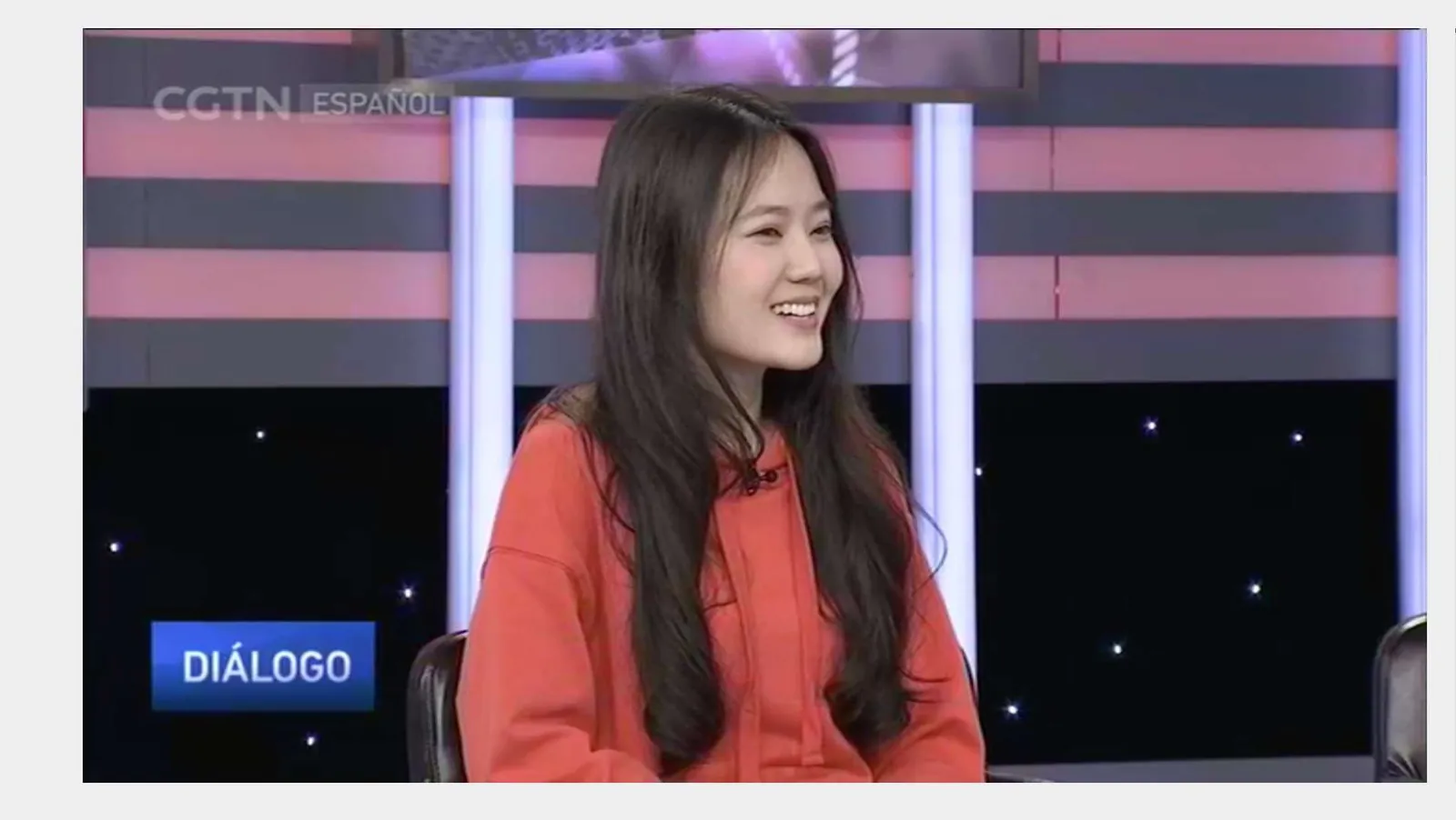 Teresa Gao en una entrevista de medios en espanol.